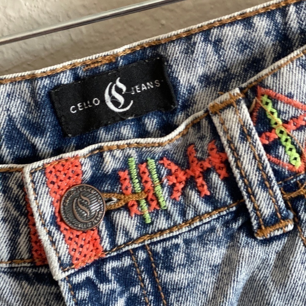 Cello Jeans Embroidered Distressed Cut Offs - Picture 5 of 6